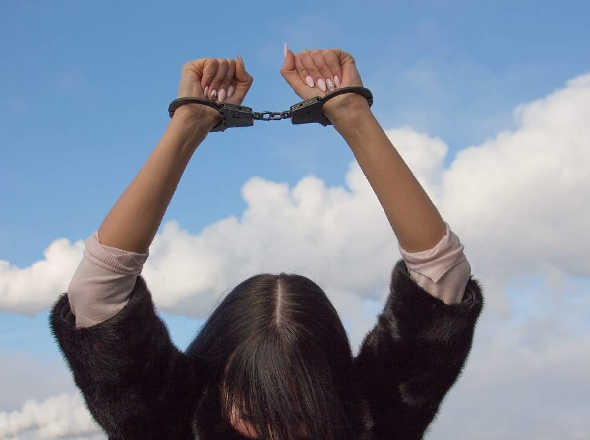 O femeie din Buzău, dată în urmărire internaţională, a fost arestată. Ce i-a făcut unui poliţist