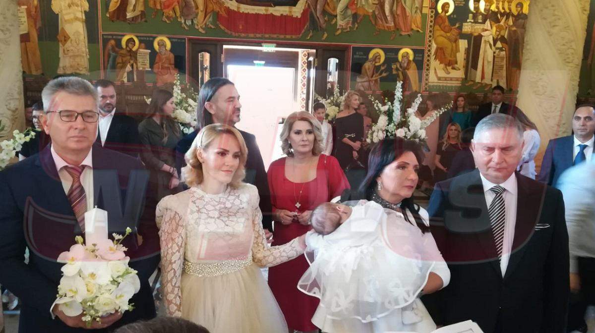 Zi emoţionantă pentru Alessandra Stoicescu şi Sergiu Constantinescu! Imagini exclusive de la botezul fiicei lor