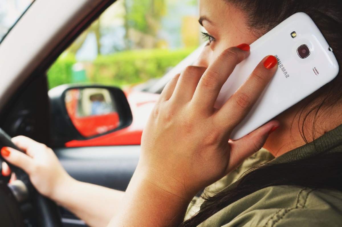 Atenție, șoferi! Telefonul mobil folosit la volan, considerat mai periculos decât alcoolul