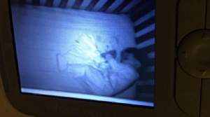 O tânără mamă era convinsă că a văzut o fantomă în patul copilului! Când a aprins lumina a încremenit. FOTO