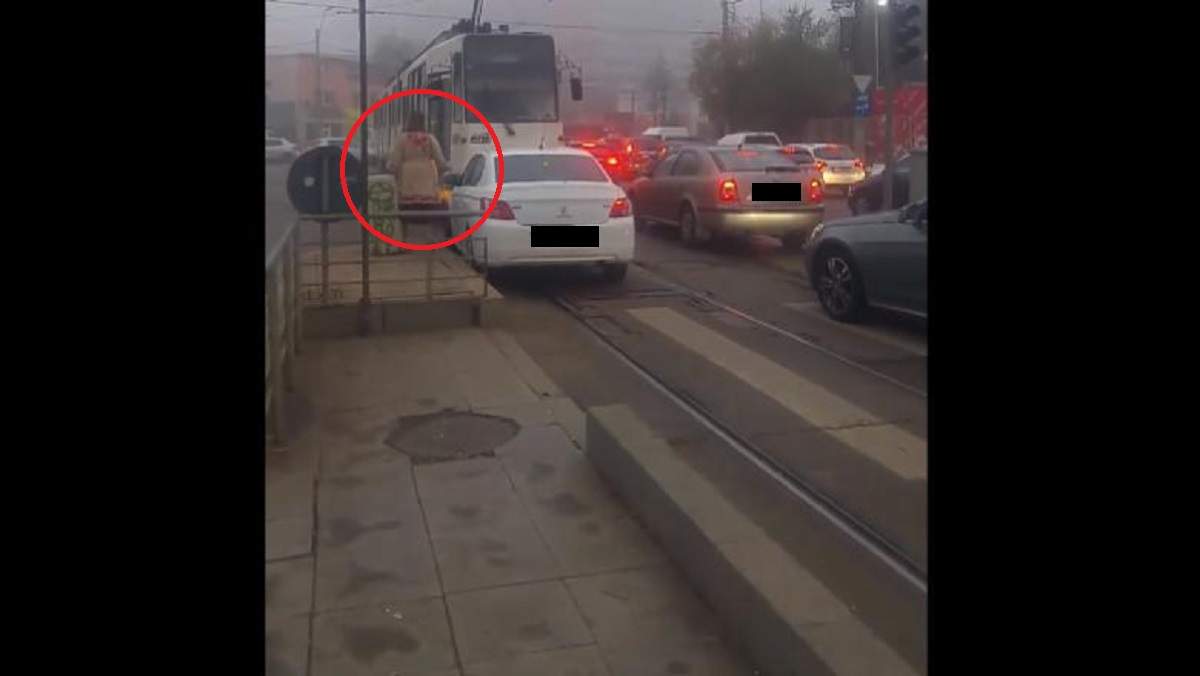 Clip viral. O femeie din București depășește pe contrasens, se ceartă cu vatmanul să mute tramvaiul