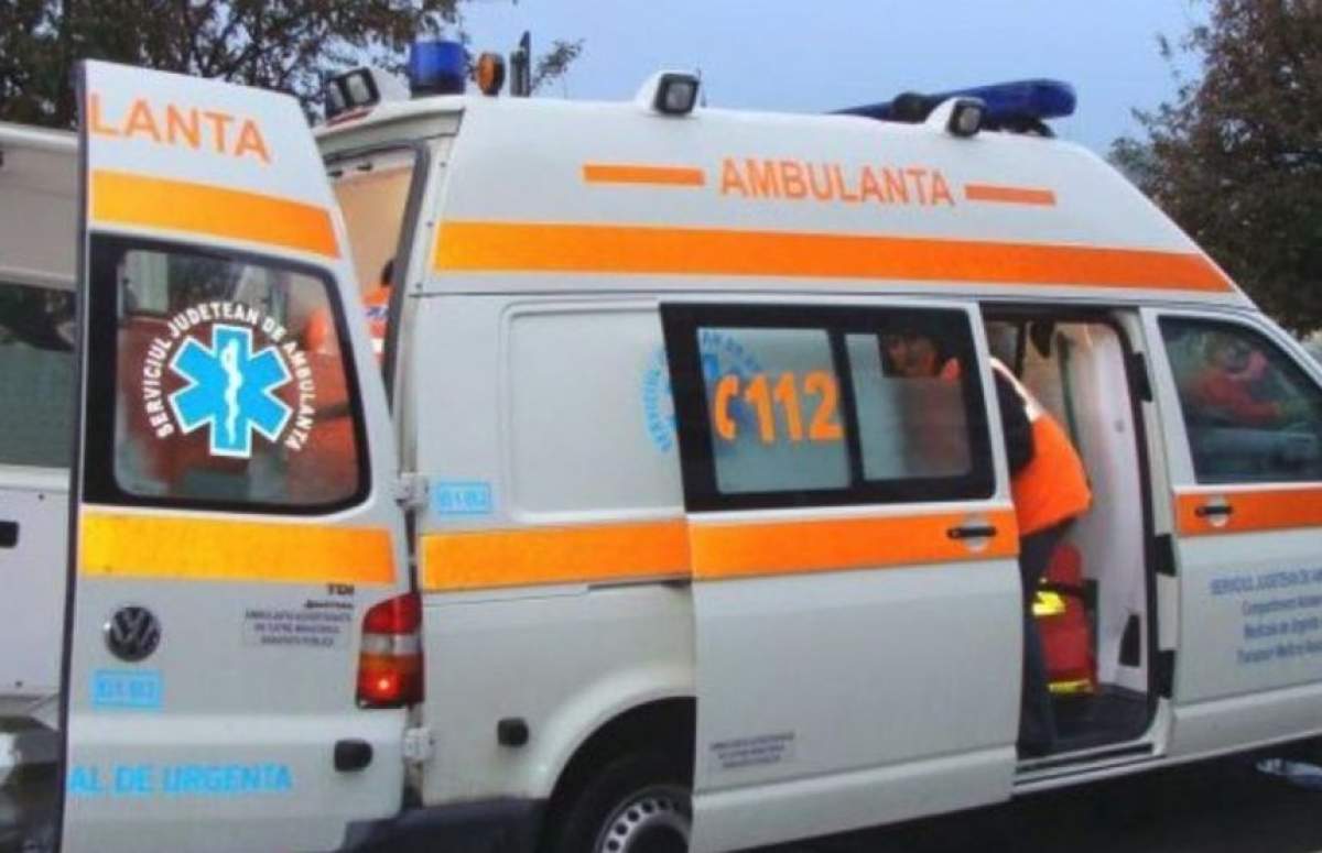 Scene de groază pe stradă! Un bărbat înarmat a furat o ambulanţă şi a intrat în trecători