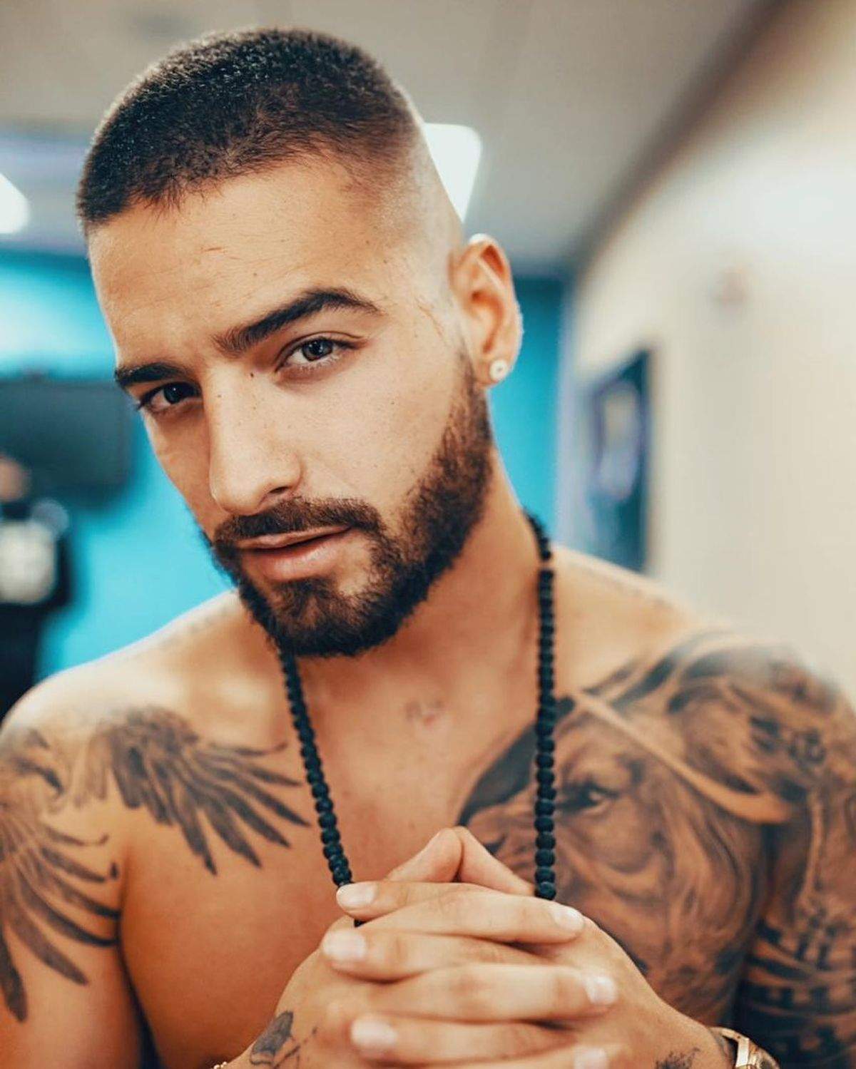 Fanele oftează deja. Maluma s-a fotografiat purtând tocuri. FOTO