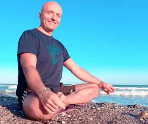 Costi Ioniță, transformat radical de când a părăsit România! Artistul face yoga zilnic și este vegetarian