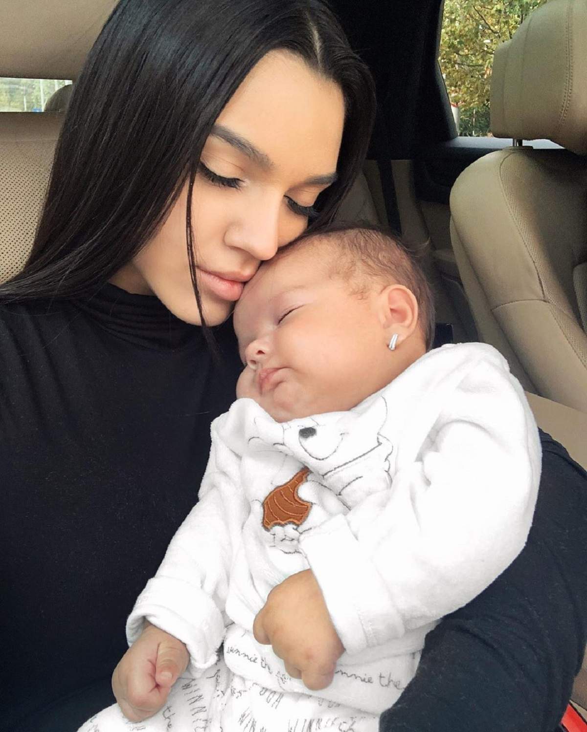 Carmen Simionescu s-a fotografiat cu fetița ei, dar un alt detaliu a atras atenția fanilor. Se întâmplă la scurt timp de la naștere