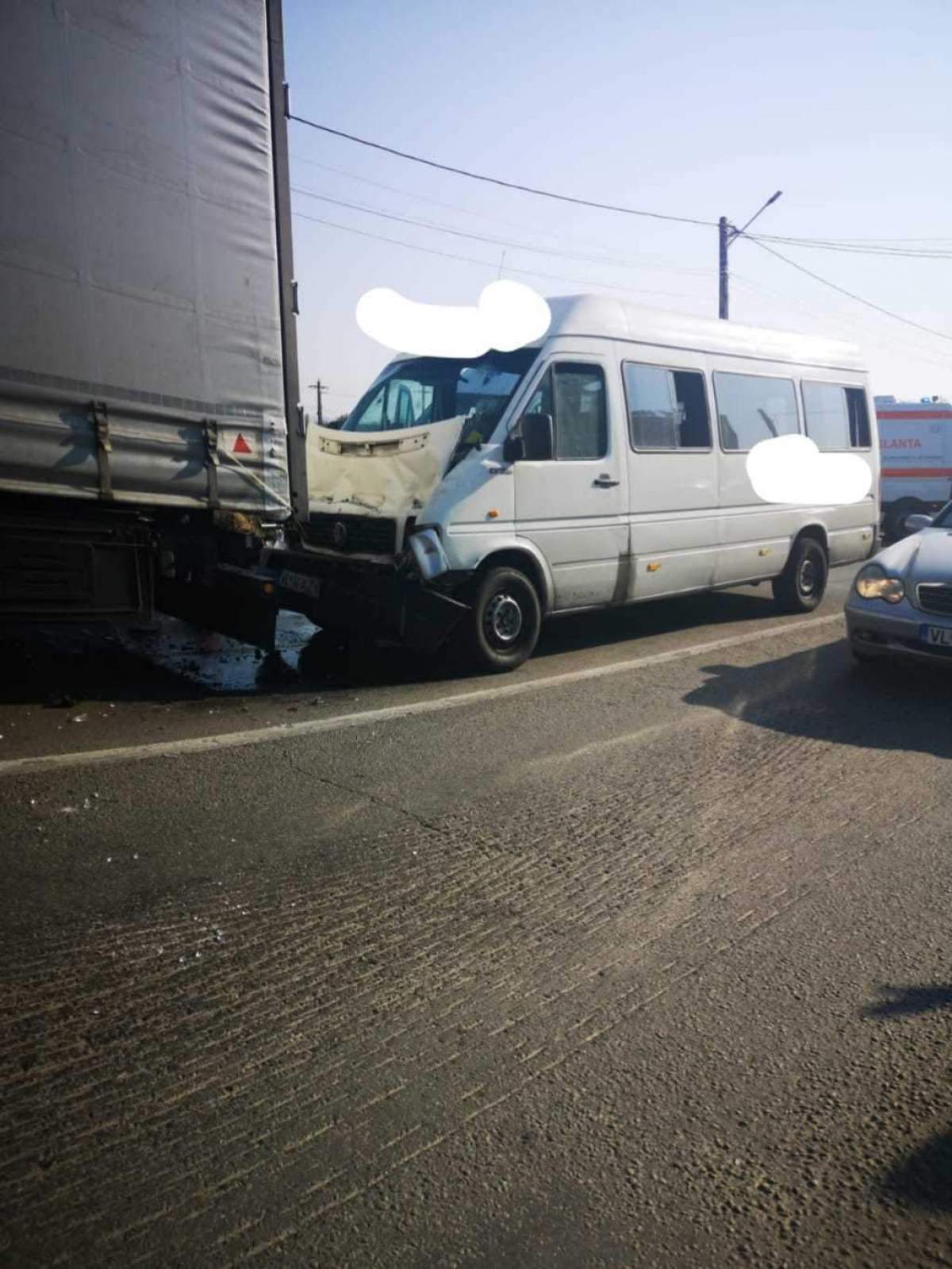 Grav accident de circulație în Valcea. Impact puternic între un microbuz și un TIR