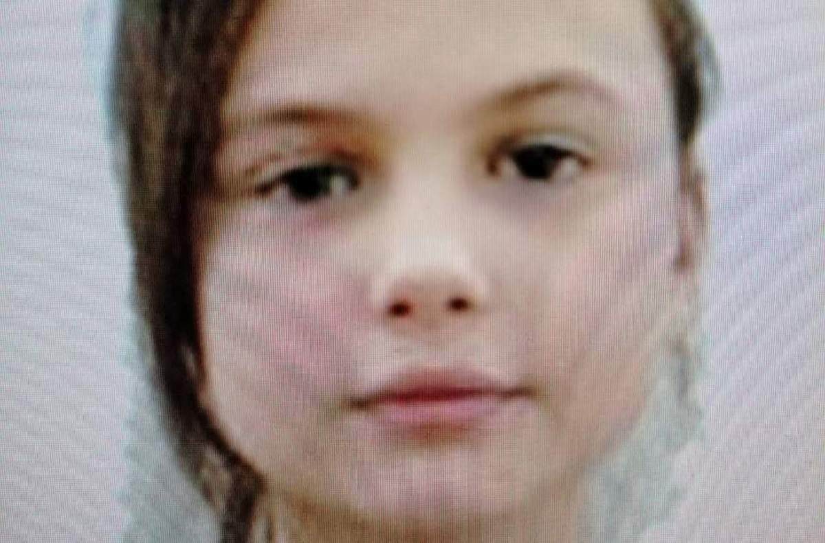 Fată dispărută în Piatra Neamț, găsită în scara unui bloc. Își aștepta părinții plecați la muncă în Anglia