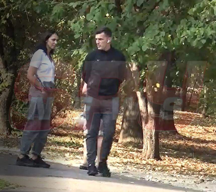 VIDEO PAPARAZZI / Imagini uluitoare cu un greu din fotbal! A ieşit cu familia în parc, dar era să adoarmă pe o bancă