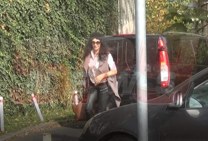 VIDEO PAPARAZZI / Mihaela Rădulescu a comis-o în public! Cum era să-şi facă zob obiectul  fără de care nu poate să trăiască