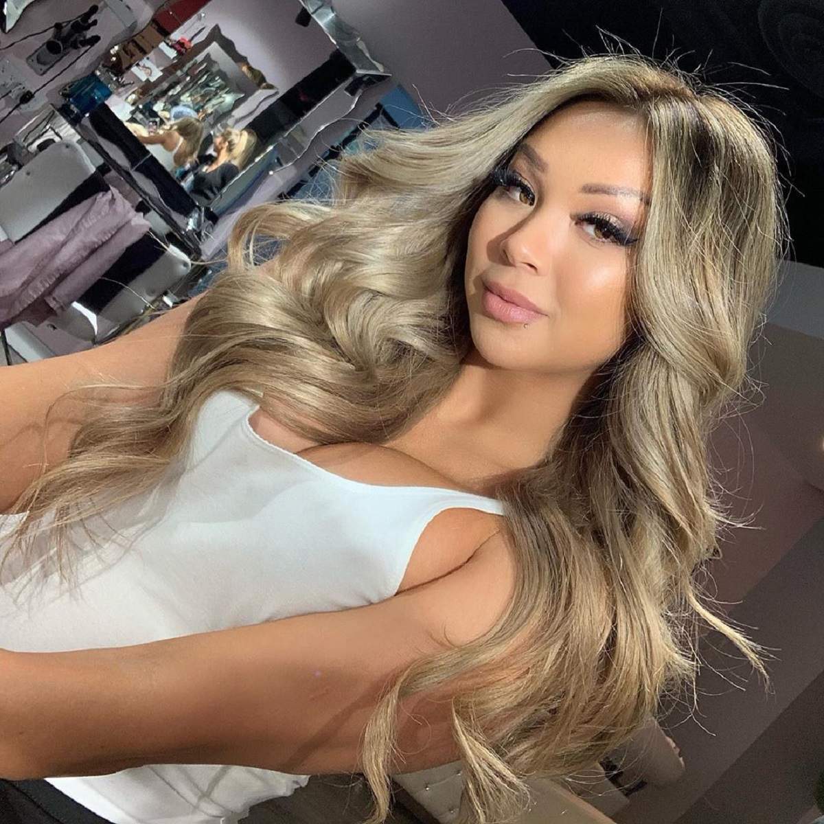 Fă cunoștință cu cea mai sexy asiatică din lume! Are chip de păpușă, dar atitudine de „diavoliță”. GALERIE FOTO