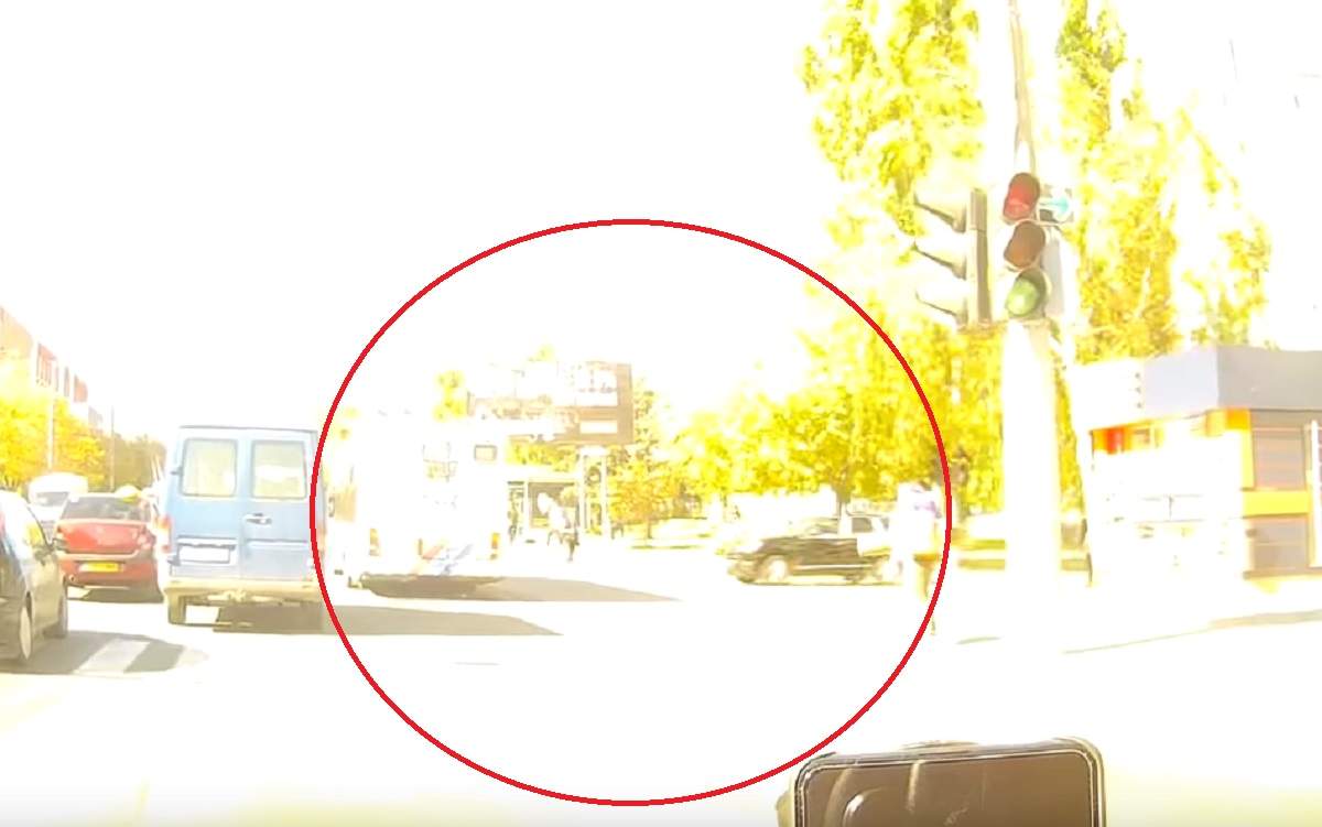 Filmare cu momentul când șoferița din Chișinău intră într-un troleibuz și ucide doi oameni. VIDEO