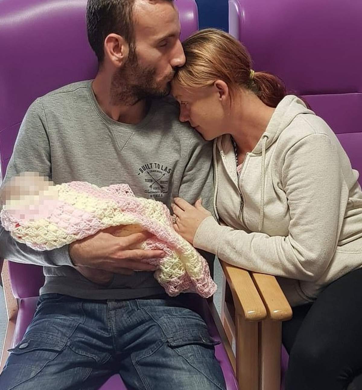 Bebeluș de doar două săptămâni, mort din cauza unui banal sărut! Greșeala fatală pe care au făcut-o părinții