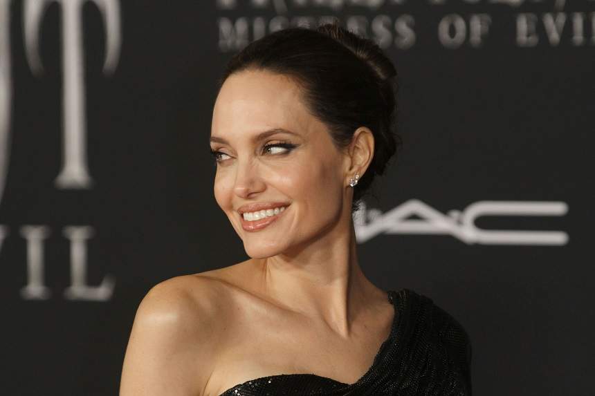 Angelina Jolie, pozată în cadă, după ce s-a spus că suferă de anorexie! Actrița le-a dat răutăcioșilor peste nas. GALERIE FOTO