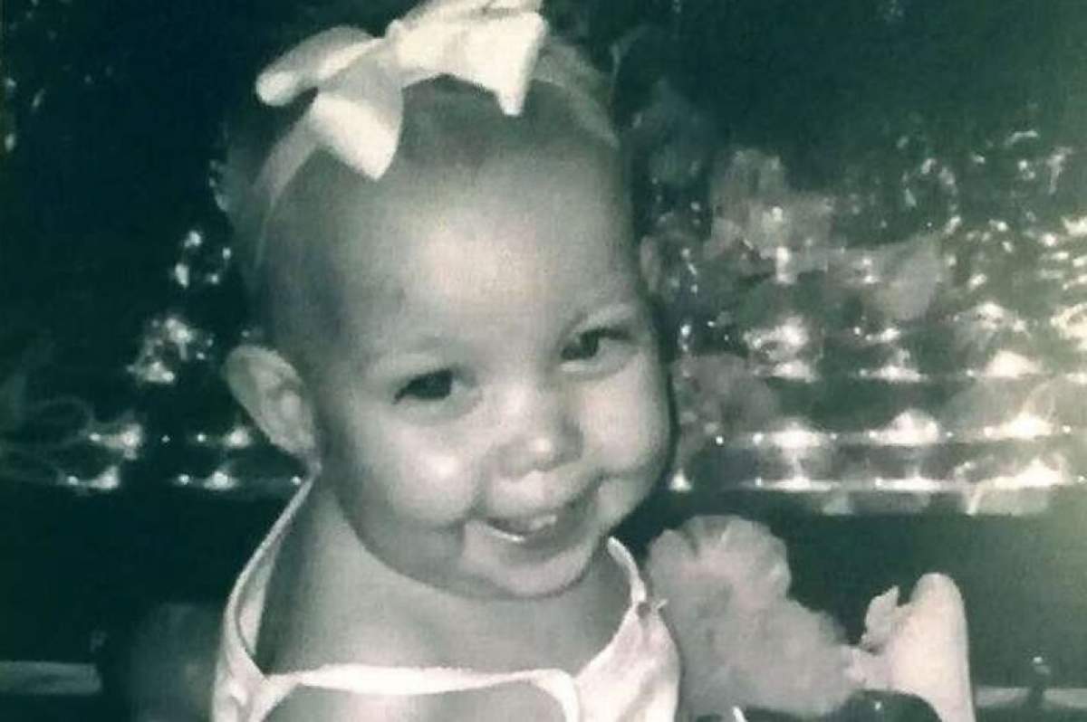 O fetiță de 2 ani a murit înecată cu un cârnăcior. Mama a sunat de trei ori la ambulanță, iar medicii au comis o greșeală fatală