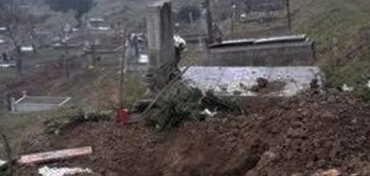 Descoperire șocantă la Mureș, într-un cimitir. Trupul unui bărbat, găsit dezgropat, cu urme de zgârieturi pe sicriu