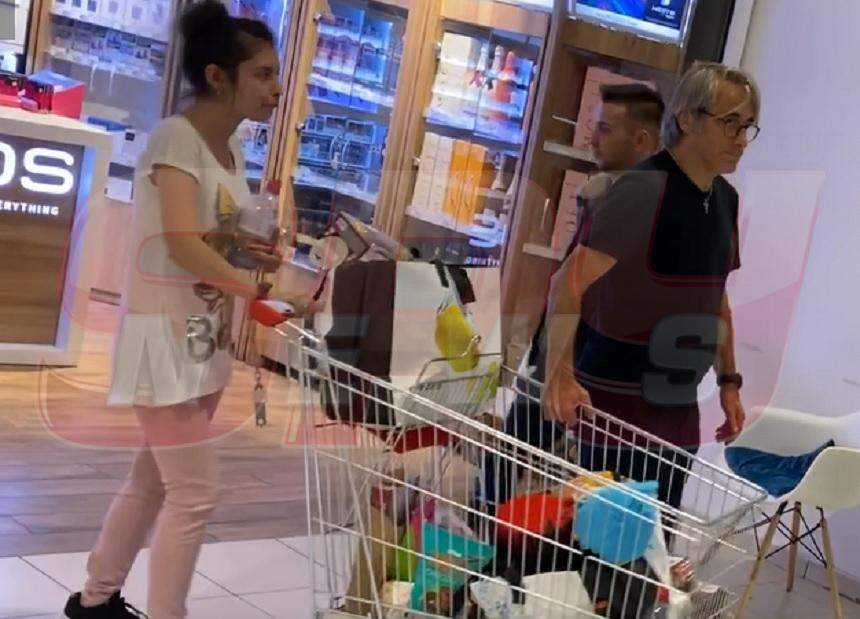 VIDEO PAPARAZZI / Aşa arată viaţa în familia Loredanei Groza! Ce fac fiica şi fratele artistei atunci când aceasta nu e prin preajmă