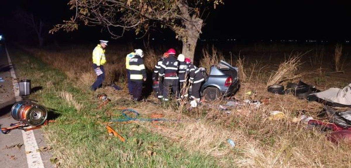 Doi morţi, într-un cumplit accident rutier. Maşina acestora s-a izbit de un copac, în Timiş