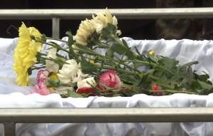 Imagini sfâșietoare, la înmormântarea uneia dintre victimele accidentului din Ialomița! Lacrimi și jale la căpătâiul Lucreției Dan. FOTO