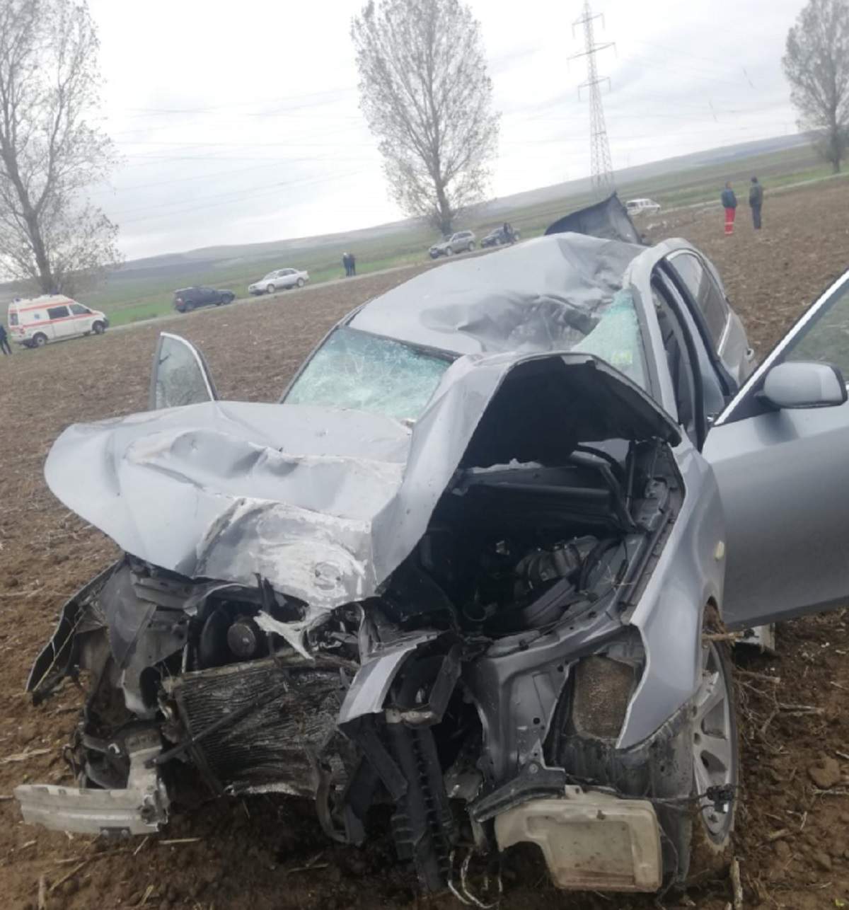 Sfârşit tragic pentru un tânăr de 22 de ani din Tulcea! Maşina lui s-a făcut praf / FOTO