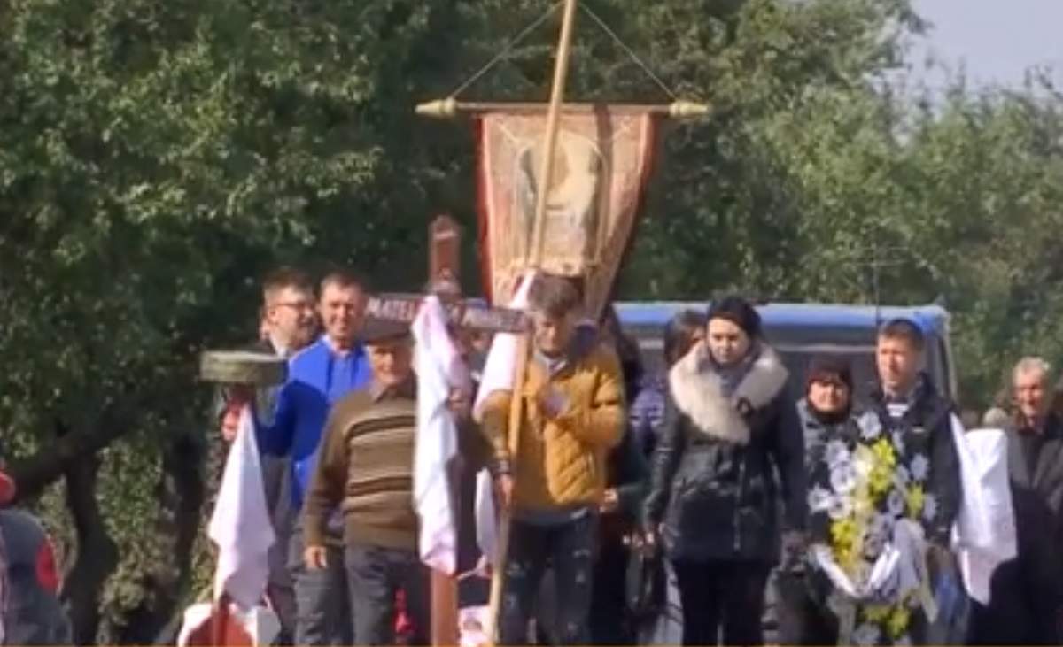Imagini sfâşietoare de la înmormântarea victimelor accidentului din Ialomiţa! Şase mame sunt conduse pe ultimul drum / VIDEO