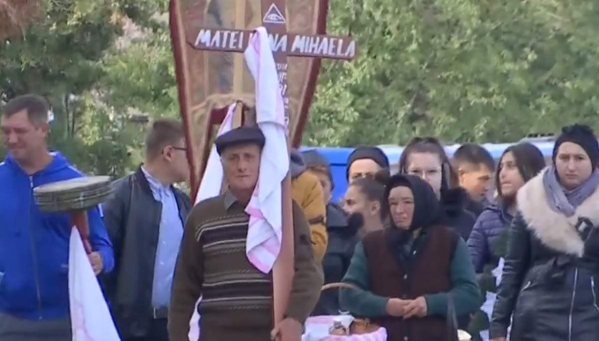 Imagini sfâşietoare de la înmormântarea victimelor accidentului din Ialomiţa! Şase mame sunt conduse pe ultimul drum / VIDEO