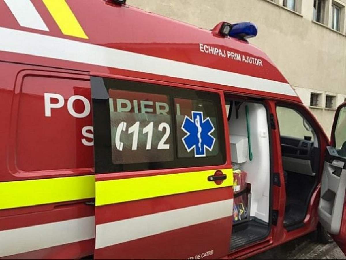 O ambulanță SMURD s-a răsturnat în Capitală. Membrii echipajului au fost răniți