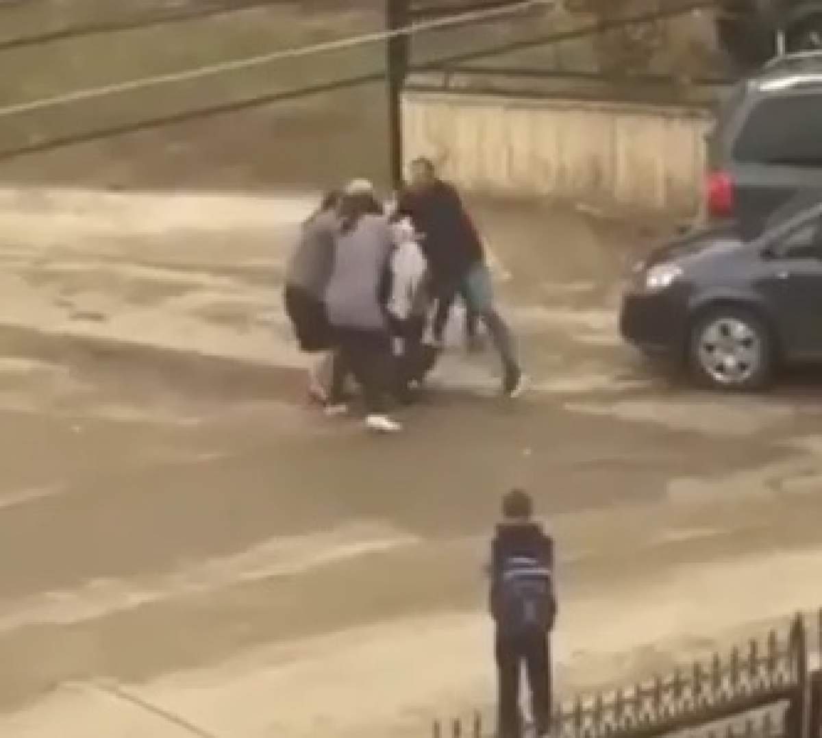 Incredibil! Două mame s-au bătut pe locul de parcare, în fața unei școli din Suceava. VIDEO