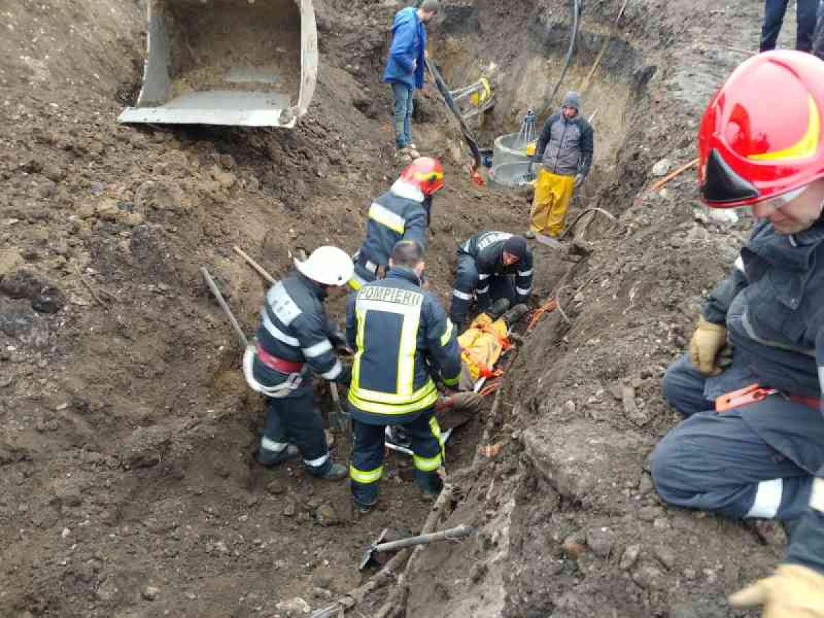 Update / Detalii cutremurătoare despre muncitorul înghiţit de pământ în Braşov. Bărbatul a fost decapitat de excavator