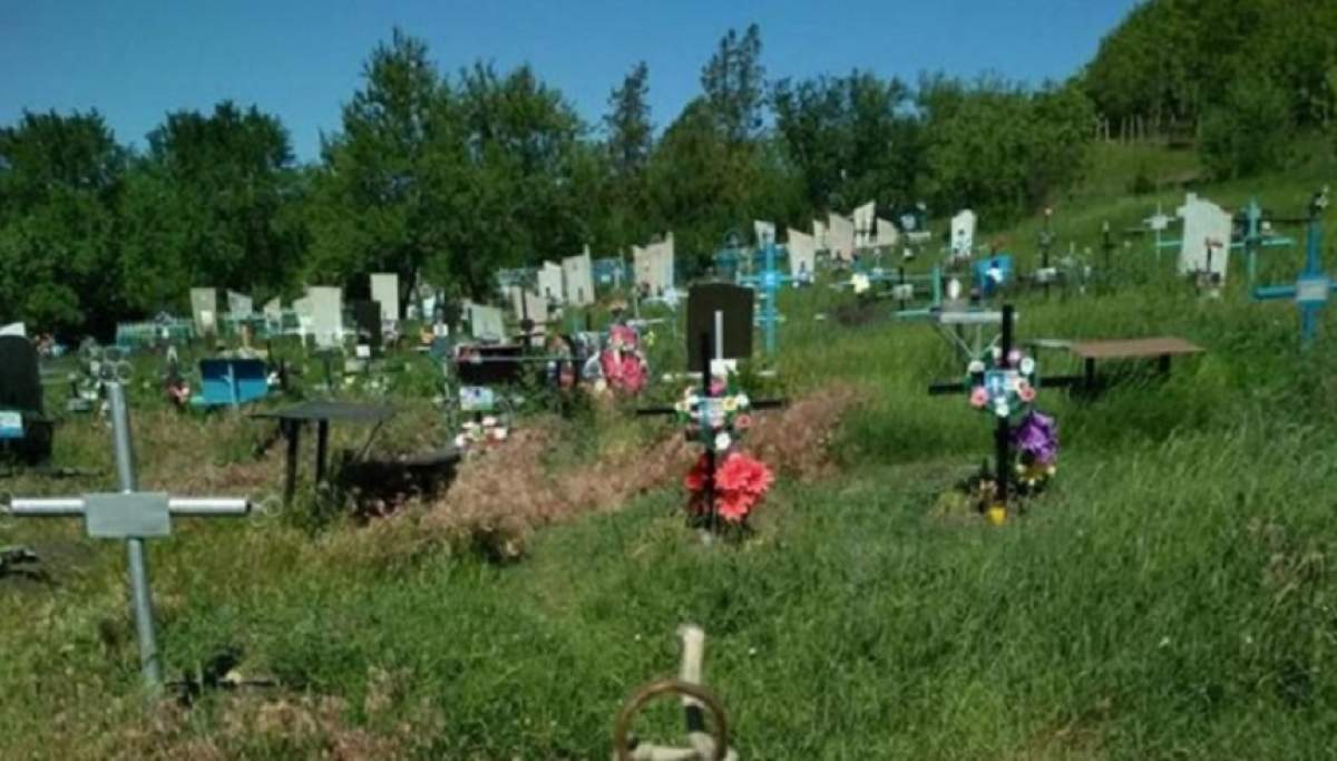 Scene de groază în Olt! Un bărbat a fost găsit spânzurat de crucea unei rude, în cimitir