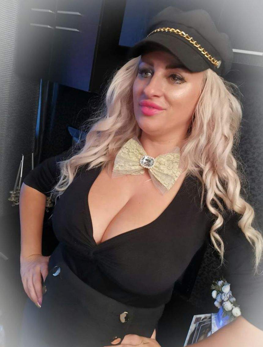 Sânzi, ce te-ai dolofănit! Blondina a dispărut din showbiz şi a luat proporţii / FOTO