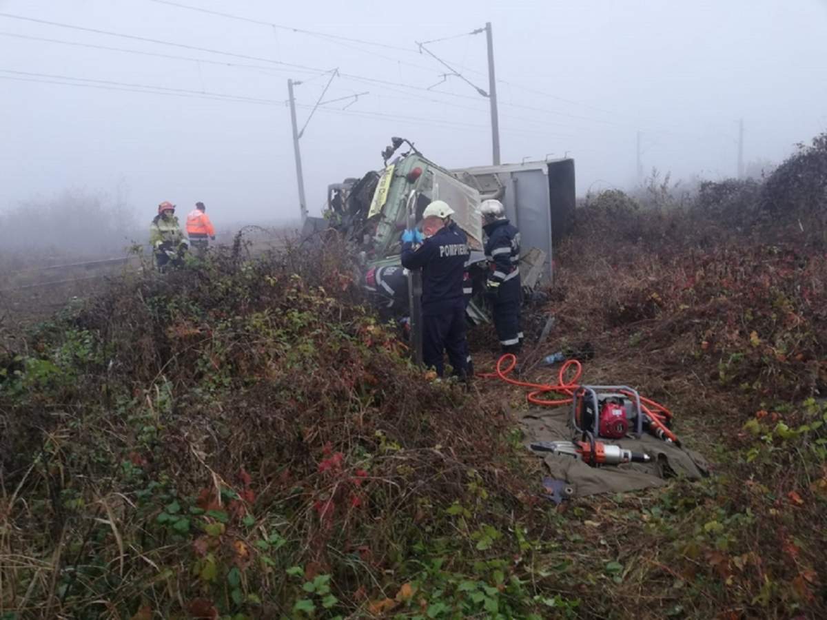 Tragedie pe o cale ferată din Alba Iulia! Un şofer a murit după ce camionul în care se afla a fost spulberat de tren