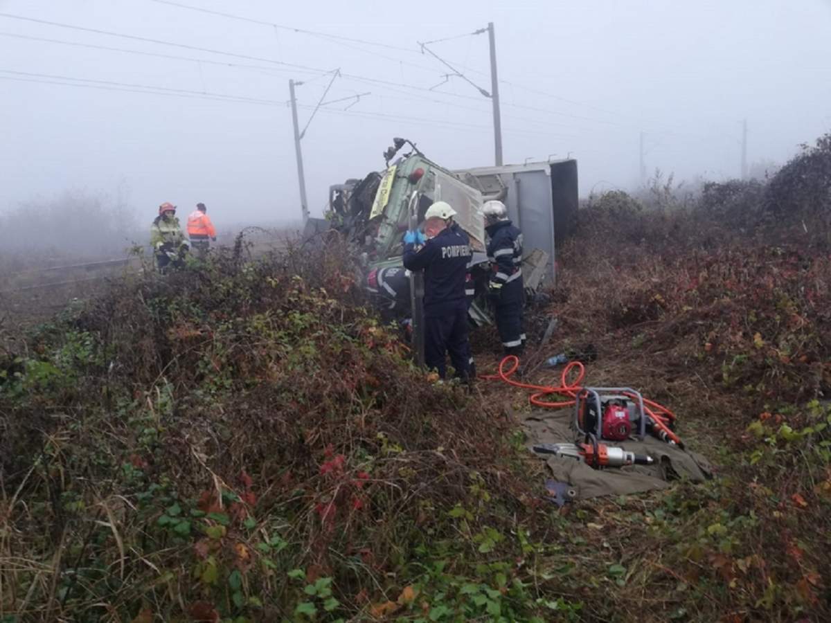 Tragedie pe o cale ferată din Alba Iulia! Un şofer a murit după ce camionul în care se afla a fost spulberat de tren