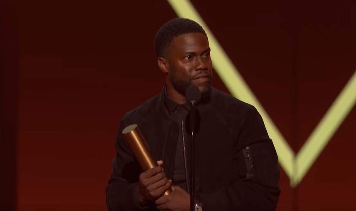 Prima apariție publică a actorul Kevin Hart după accident. Ce mesaj le-a transmis fanilor