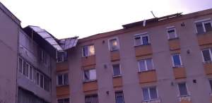 Vijelii puternice în Brașov, Hunedoara și Sibiu! Vântul a distrus zeci de acoperișuri / FOTO