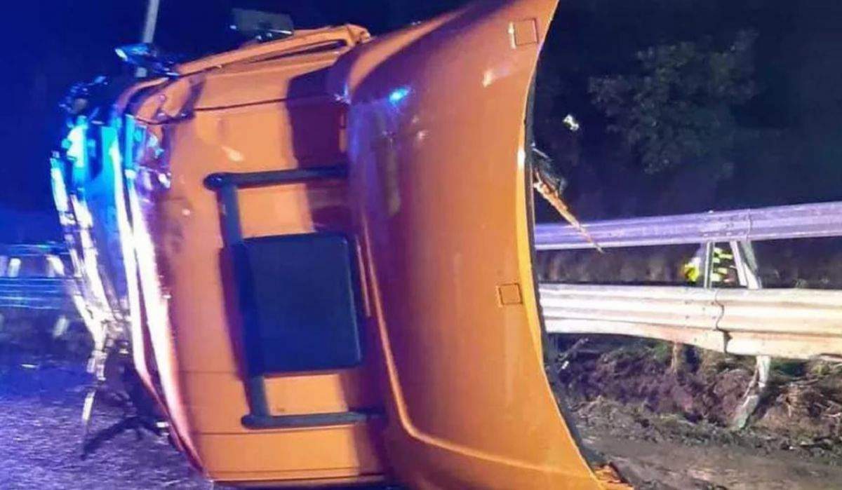 Român mort într-un tragic accident în Italia! Cabina TIR-ului pe care îl conducea a fost smulsă şi făcută praf pe şosea