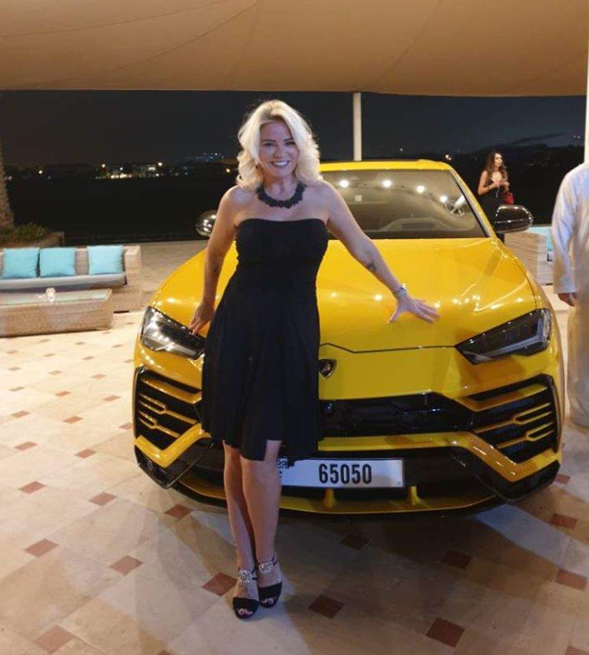 A plecat definitiv din România şi trăieşte pe picior mare în Dubai. Ce s-a ales de una dintre cele mai sexy blonde de la noi