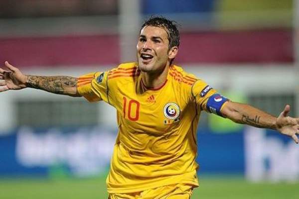 FOTO / Cum încearcă Adrian Mutu să-i motiveze pe jucătorii naționalei, înaintea meciului cu Suedia. Gestul emoționant făcut de „Briliant”