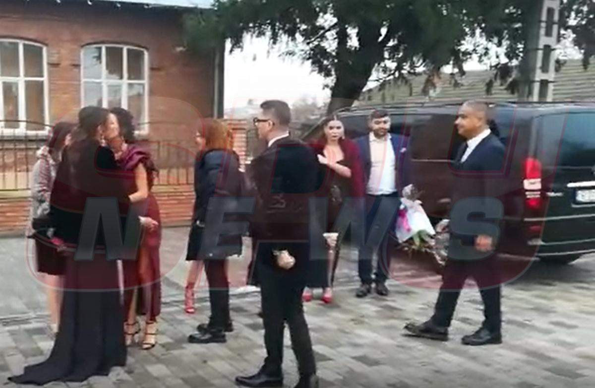 VIDEO PAPARAZZI/ Primii invitați au ajuns la Biserică. Se pregătesc să le fie alături lui Adrian Sînă și a Ancăi Serea, pentru botezul micuței