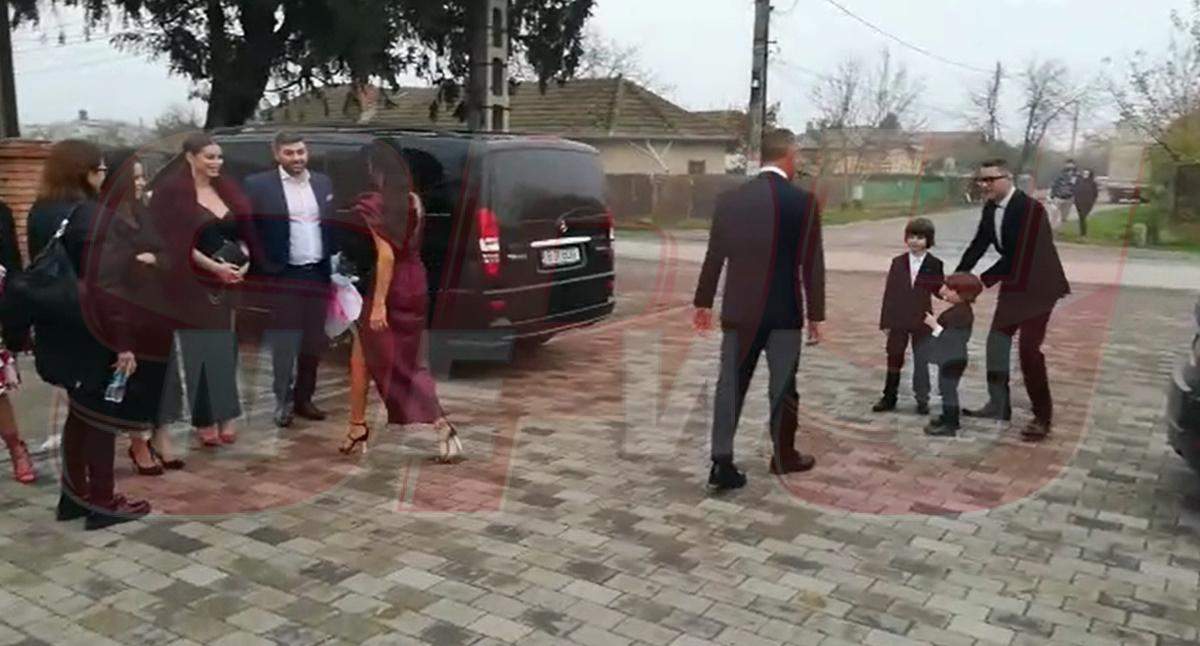 VIDEO PAPARAZZI/ Primii invitați au ajuns la Biserică. Se pregătesc să le fie alături lui Adrian Sînă și a Ancăi Serea, pentru botezul micuței