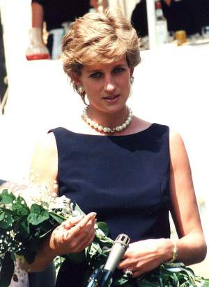 Rochia purtată de prinţesă Diana la dineul de la Casa Albă, scoasă la licitaţie! Nu o să-ţi vină să crezi cât costă