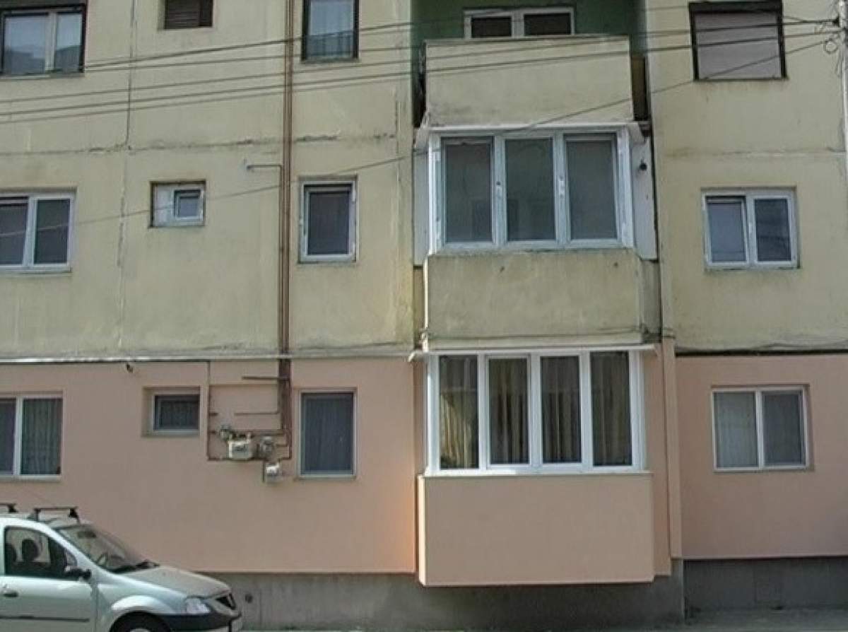 De-a râsu plânsu! Un suceavean a bătut două pahare de țuică, s-a dus la culcare, apoi s-a trezit în timp ce pica de la balcon