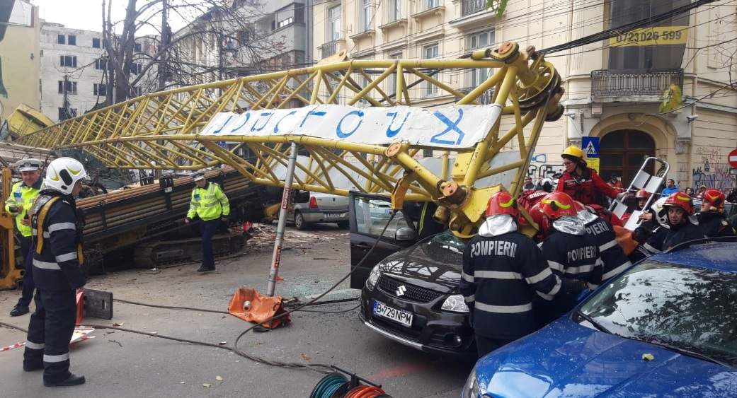 Accident grav în Capitală! O macara s-a prăbușit peste o mașină. Sunt mai multe victime