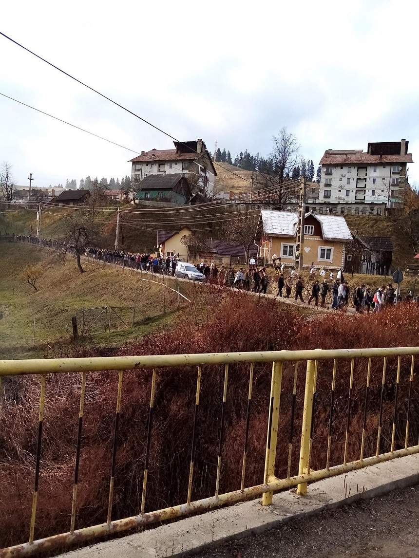 Tinerii morți în accidentul de la Câmpulung Moldovenesc au fost condusi pe ultimul drum. Imagini sfâșietoare!
