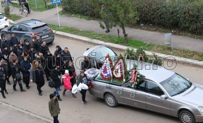 După nuntă, la groapă! Râuri de lacrimi la înmormântarea Laurei, tânăra de 26 de ani care a murit asfixiată. FOTO