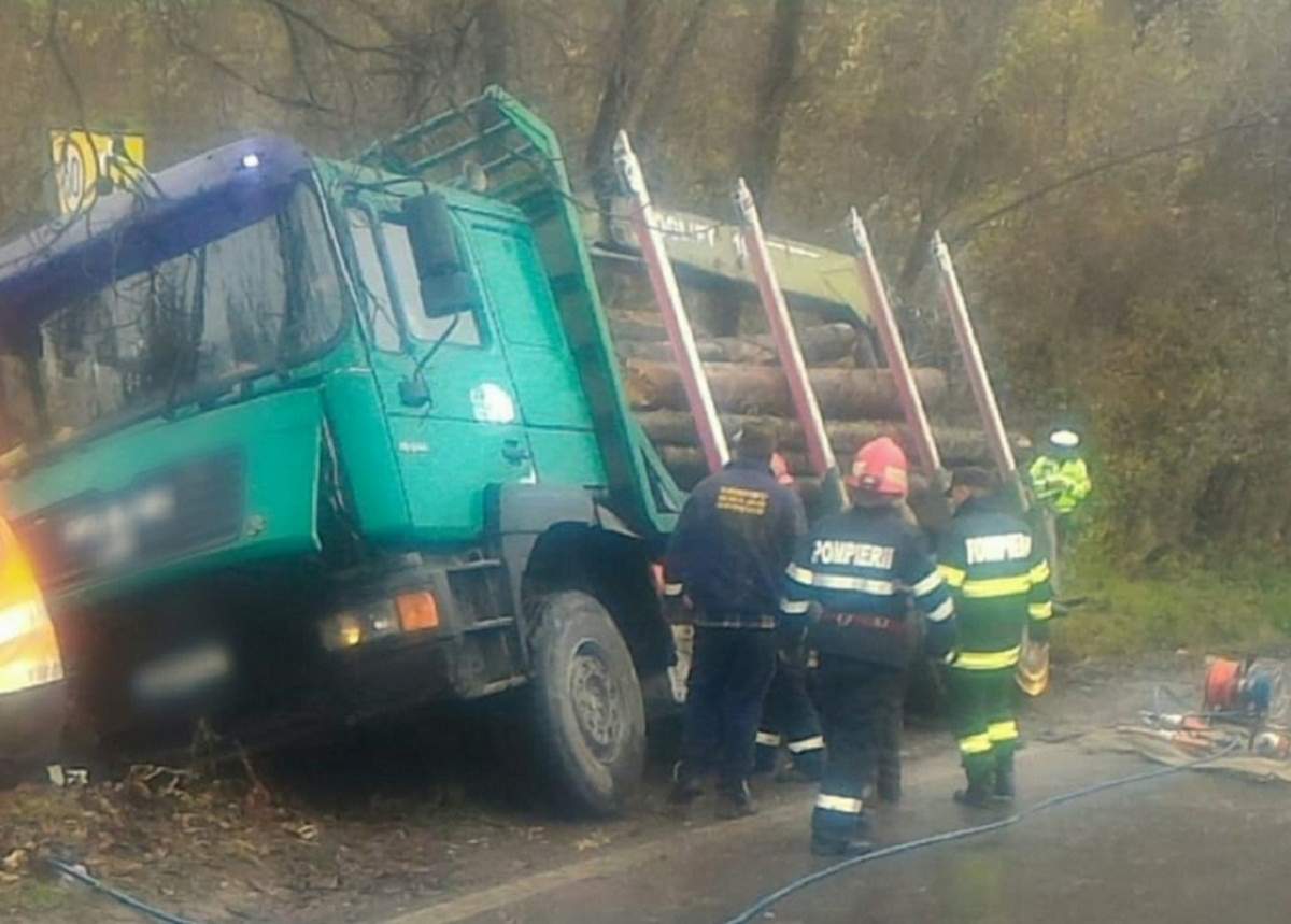 Tragedie în Dâmboviţa! O femeie a murit, strivită de un camion plin cu lemne