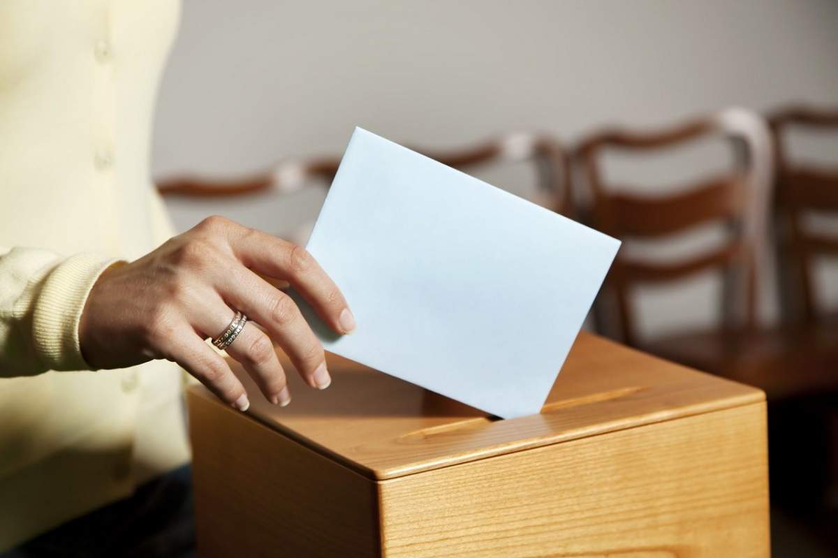 Oficial al comisiei de votare, bătut de o alegătoare, într-o secţie din Iaşi. De ce a recurs femeia la acest gest