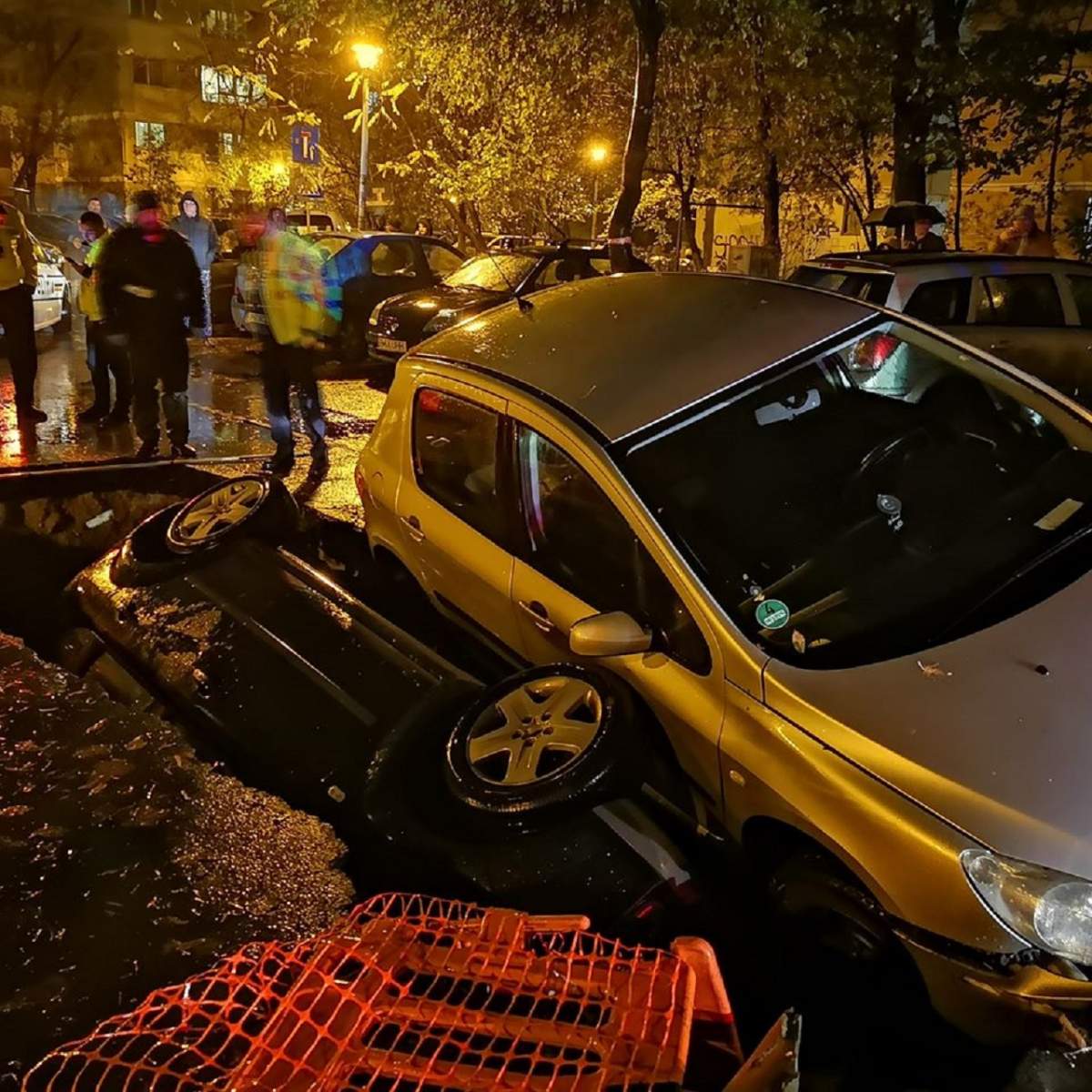 Accident teribil în această seară, în București. Două mașini au căzut într-o groapă uriașă, săpată de RADET