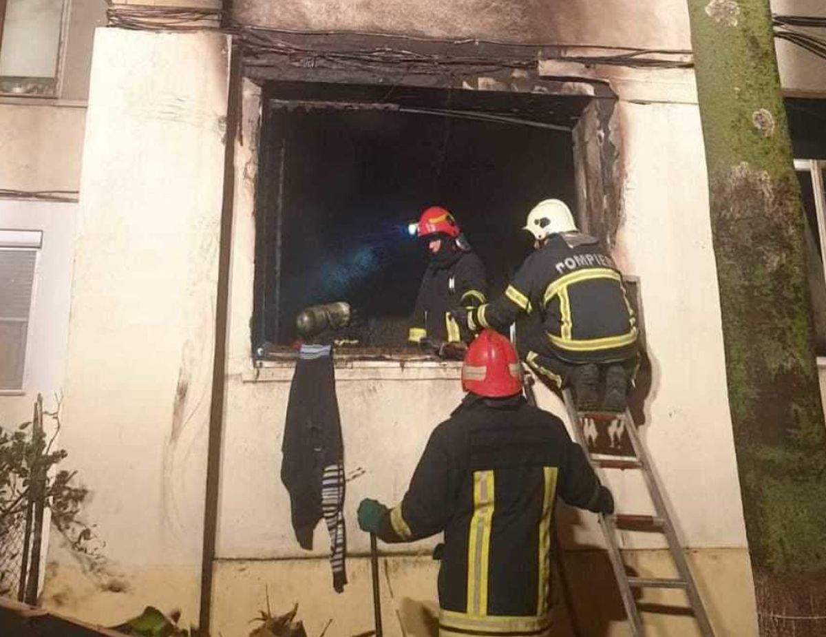 Incendiu puternic la un bloc de locuințe din Galați. Peste 20 de persoane au fost evacuate