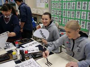 FOTO / Imagini senzaţionale din Japonia! Handbalistele din naționala României au luat lecții de caligrafie și au învățat ceremonia ceaiului