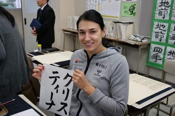 FOTO / Imagini senzaţionale din Japonia! Handbalistele din naționala României au luat lecții de caligrafie și au învățat ceremonia ceaiului